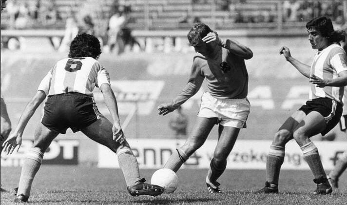 Angel Hugo Bargas of Argentina (L), Johan Neeskens of Holland (C), Ramon Heredia of Argentina (R) during a friendly match between Holland and Argentina at the Olympic Stadium on may 26, 1974 in Amsterdam, The Netherlands xVIxxIVx 1208217