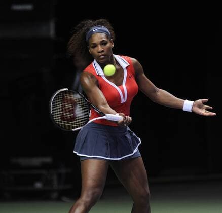 Serena Williams of the US returns a ball during the WTA Tennis Damen Championships tennis tournament in Istanbul, on October 27, 2012. 