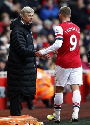 (121028) -- LONDON, Oct. 28, 2012 (Xinhua) -- Arsenal manager Arsene Wenger(L) greets player Lukas Podolski after he is substituted by Gervinho during the Barclays Premier League match between Arsenal and Queens Park Rangers at Emirates Stadium in London, Britain, on Oct. 27, 2012. Arsenal won 1-0. (Xinhua Wang Lili) . BRITAIN-LONDON-SOCCER-PREMIER LEAGUE-ARSENAL VS QPR 