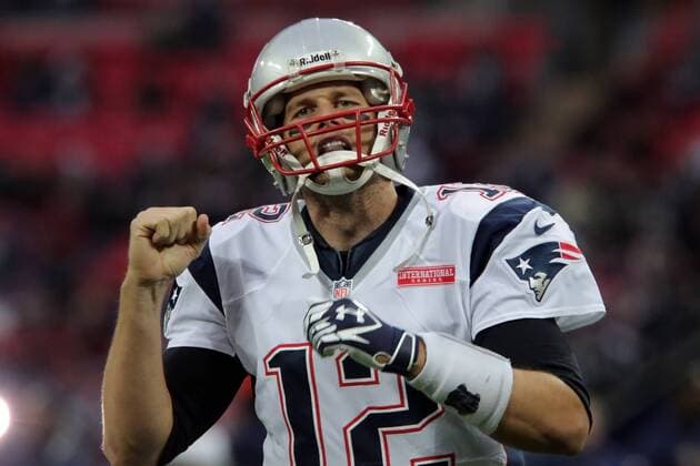QB Tom Brady (Patriots) begrüßt die Fans im Londoner Wembleystadion