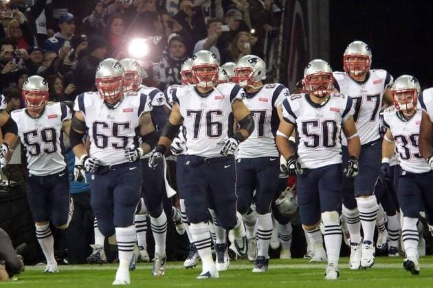 New England Patriots kommen auf das Feld, angeführt von OT Sebastian Vollmer (D, 76)