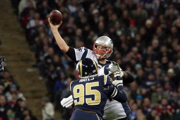 QB Tom Brady (Patriots) gegen DE William Hayes (Rams)