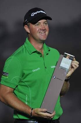 Peter Hanson of Sweden holds his champion trophy during the award ceremony of the BMW Masters golf tournament at the Lake Malaren Golf Club in Shanghai, China, 28 October 2012.  20121028_35364
