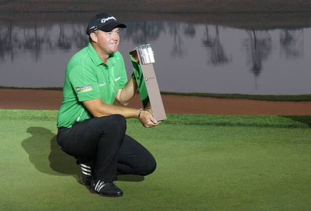 Peter Hanson of Sweden holds his champion trophy during the award ceremony of the BMW Masters golf tournament at the Lake Malaren Golf Club in Shanghai, China, 28 October 2012.  pau725104_05