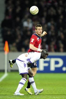 Mathieu Debuchy (Lille) vs Cheik Mbengue (Toulouse) -- OSC Lille (LOSC) vs FC Toulouse - Coupe de la Ligue - 30 10 2012 xJBAutissierx 