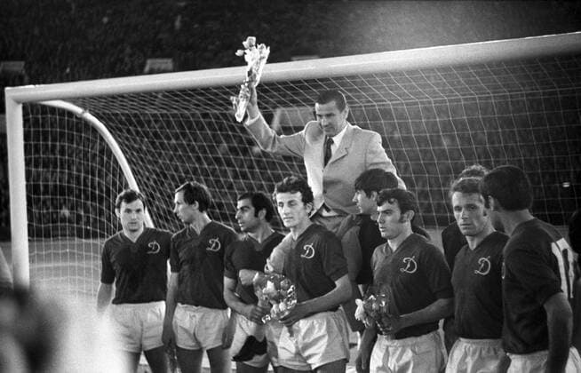 Moscow. USSR. Soviet goalkeeper Lev Yashin and FC Dynamo Moscow players after Lev Yashin s farewell match taking place in Vladimir Lenin Central Stadium.  TASS_1469837
