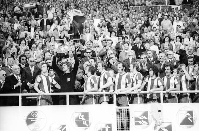 FC Bayern München Deutscher Meister 1971 1972, Siegerehrung: DFB Präsident Hermann Gösmann überreicht die Meisterschale, v.li.: Franz Beckenbauer, Sepp Maier, Wilhelm Hoffmann, Georg - Katsche - Schwarzenbeck, Franz - Bulle - Roth, Johnny Hansen, Gerd Müller, Rainer Zobel und Paul Breitner