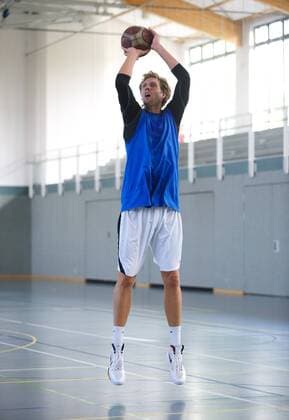 ! Mindesthonorar: EUR 80,00 zuzügl. Mwst. ! Basketball Würzburg 13.09.2012 NBA Dallas Mavericks Dirk Nowitzki (GER) trainiert mit seinem Trainer Mentor HolgerGeschwindner (nicht im Bild) vor der NBA-Saison 2012 2013 in einer Sporthalle in Würzburg-Randersacker