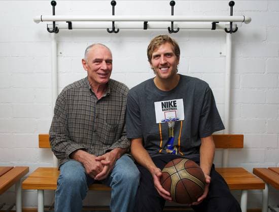 ! Mindesthonorar: EUR 150,00 zuzügl. Mwst. ! Basketball Würzburg 13.09.2012 NBA Dallas Mavericks Dirk Nowitzki (GER) trainiert mit seinem Trainer Mentor Holger Geschwindner (li.) vor der NBA-Saison 2012 2013 in einer Sporthalle in Würzburg-Randersacker