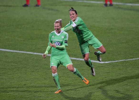 VfL Wolfsburg (GER) vs. Roa IL (NOR) Torjubel 2-1 Zsanett Jakabfi (VfL Wolfsburg), rechts gratuliert im Sprung Nadine Kessler (VfL Wolfsburg)