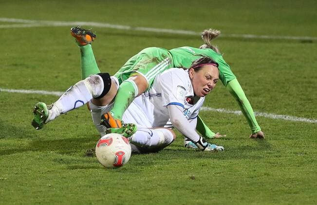 VfL Wolfsburg (GER) vs. Roa IL (NOR) Zsanett Jakabfi (VfL Wolfsburg) scheitert hier an (1 Roa) Caroline Knutsen