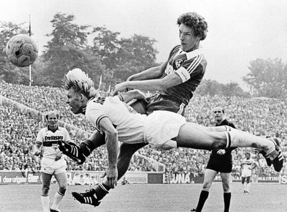 Wahl des Sportfoto des Jahres 1978, Fußball Kampfbilder 1. Preis: Tiefflieger von Ferdi Hartung aus der Partie 1. FC Kaiserslautern vs VfB Stuttgart - Klaus Toppmöller (Lautern, re.) gegen Bernd Förster