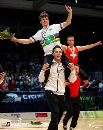 Aschaffenburg Kunstradfahren UCI Hallenradsport-Weltmeisterschaften 2012 , Weltmeister David Schnabel (GER) lässt sich von Oliver Gronbach feiern und auf den Schultern tragen
