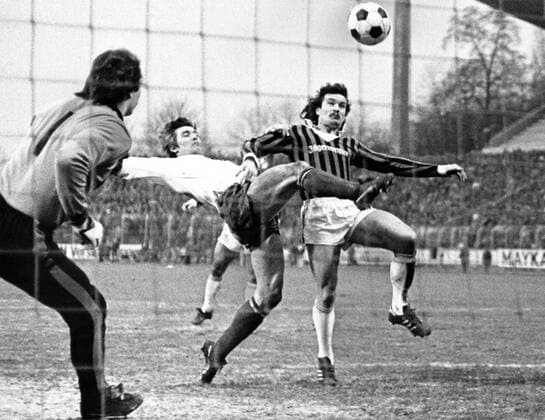 1. FC Saarbrücken - Fortuna Düsseldorf 1:1 - Ludwig Denz (Saarbrücken, re.) gegen Dieter Brei und Torwart Jörg Daniel (beide Düsseldorf)