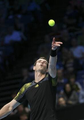 05.11.2012 London, England. Andy Murray (GBR) serves against Tomas Berdych (CZE) during the Barclays ATP Tennis Herren World Tour Finals from the 02 Arena. After a slow start, Murray won the match by a score of 3-6, 6-3, 6-4. xHongboxChenx  ActionPlus20278525