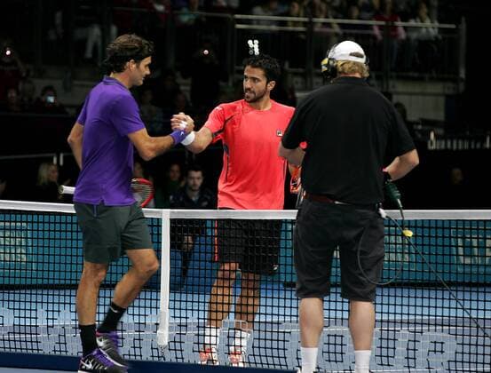 TENNIS - ATP Tennis Herren World Tour Finals 2012 LONDON,ENGLAND,06.NOV.12 - TENNIS - ATP Tennis Herren World Tour Finals. Bild zeigt Roger Federer (SUI), Janko Tipsarevic (SRB) und einen Kameramann. Keywords: Kamera, Shakehands. 