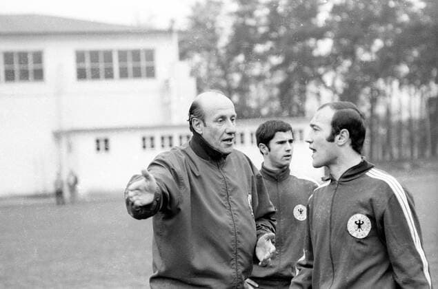 Training der BR Deutschland - Bundestrainer Helmut Schön (li.) und Hans Rebele, dahinter Gerd Müller
