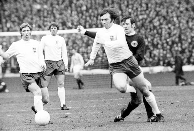 Schottland - England 0:0 - John Greig (Schottland, re.) gegen Allan Ball (li.), Jeff Astle (vorn) und Geoff Hurst (alle England)