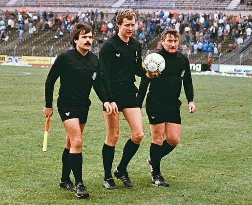Aus 1. BL Saison 1987 1988 Hannover 96 gegen den 1. FC Kaiserslautern 1:0 am 05.03.1988. Im Foto: Schiri Hellmut Krug mit Assi Manfred Führer li. und Botterman
