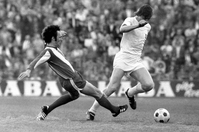 FC Bayern München vs Hamburger SV, Hamburg, HSV (weiß): Franz Beckenbauer (li.) gegen Peter Nogly