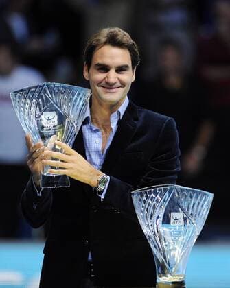 ATP World Tour Finals 2012 London O2 Arena Roger Federer bekommt vom ATP Tennis Herren President Brad Drewett ,den Stefan Edberg Sportmanship Award und den Fan Favourite Award überreicht