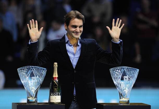 ATP World Tour Finals 2012 London O2 Arena Roger Federer bekommt vom ATP Tennis Herren President Brad Drewett ,den Stefan Edberg Sportmanship Award und den Fan Favourite Award überreicht