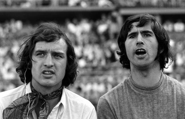 Karl Heinz Mrosko (li.) und Gerd Müller (beide FC Bayern München) am spannungsgeladenen letzten Spieltag der Saison 1970 1971