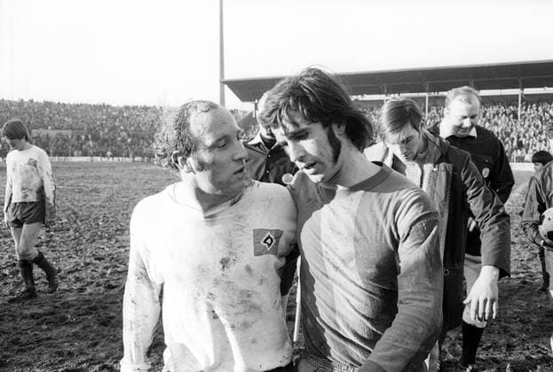 FC Bayern München - Hamburger SV 6:2 - Uwe Seeler (HSV, li.) und Gerd Müller (Bayern)