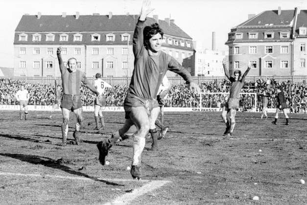 FC Bayern München - Hamburger SV 6:2 - Jubel der Bayern mit Gerd Müller (vorn), Dieter Brenninger (li.) und Uli Hoeneß