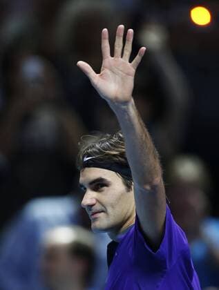 LONDON, Nov. 8, 2012 -- Switzerland s Roger Federer greets the audience after the men s singles match at the ATP Tennis Herren World Tour Finals in the O2 Arena in London, Britain, on Nov. 8, 2012. 