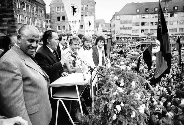 Aufstiegsfeier 1. FC Nürnberg mit Oberbürgermeister Andreas Urschlechter (li.) und Club Präsident Lothar Schmechtig - DEUTSCHSPRACHIGE SPORTZEITSCHRIFTEN UND -ZEITUNGEN NUR NACH RÜCKSPRACHE