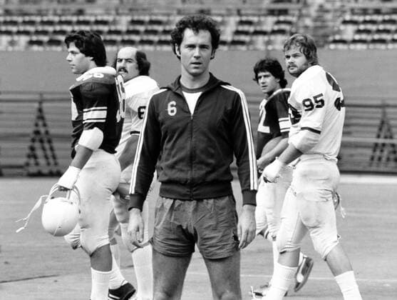 Franz Beckenbauer (Cosmos New York) lässt American Football hinter sich