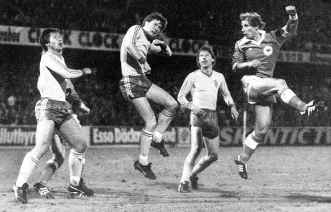 Berti Vogts (BR Deutschland, re.) im Länderspiel gegen Schweden in Stockholm