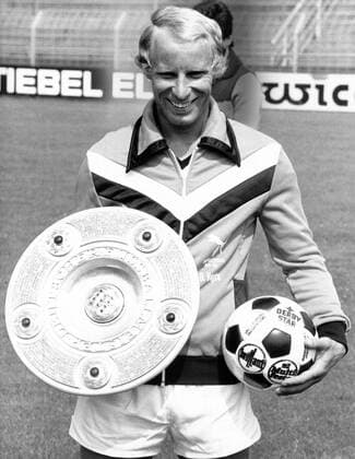Berti Vogts (Borussia Mönchengladbach) mit Meisterschale und Derbystar Ball