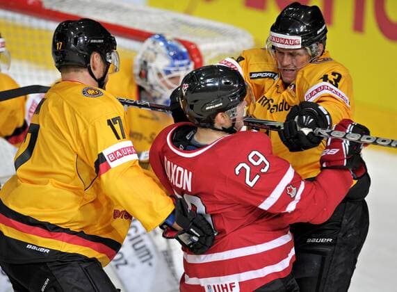 09.11.2012, Eishockey Deutschland Cup 2012, Olympia-Eishalle München, Deutschland - Kanada, Felix Petermann (re, GER) beim Cross-Check mit seinem Stock gegen Stephen Dixon (CAN).