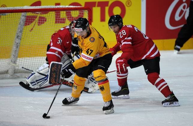 09.11.2012, Eishockey Deutschland Cup 2012, Olympia-Eishalle München, Deutschland - Kanada, v.li: Christoph Ullmann (GER) gegen Richie Regehr (CAN).