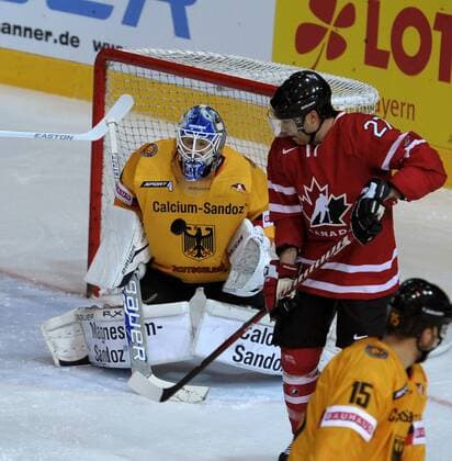 09.11.2012, Eishockey Deutschland Cup 2012, Olympia-Eishalle München, Deutschland - Kanada, Torwart Rob Zepp (li, GER) fixiert den Puck der auf ihn zufliegt.