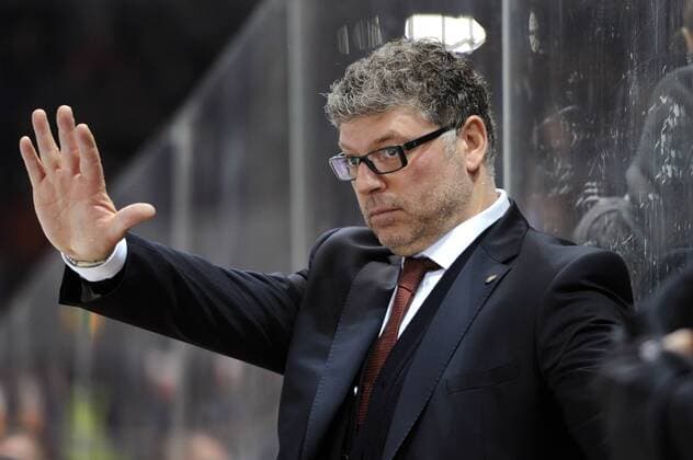 Pat CORTINA (USA),Trainer Deutschland,Einzelbild,angeschnittenes Einzelmotiv,Halbfigur,halbe Figur,Gestik. Eishockey:Deutschland Cup 2012. Deutschland-Kanada (GER-CAN). Nationalmannschaft,Laenderspiel am 09.11.2012.