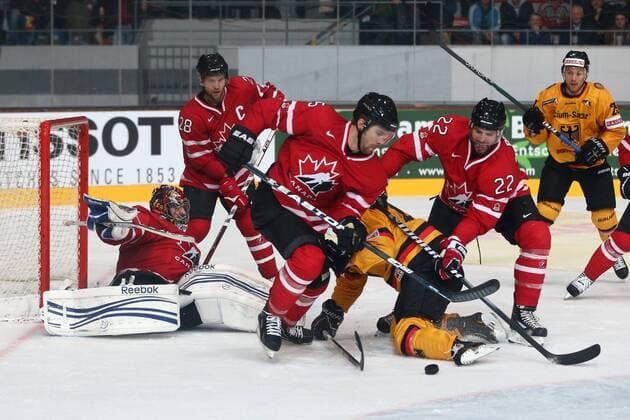 Eishockey Deutschland-Cup: Deutschland - Kanada am Freitag (09.11.2012) in der Olympia-Eissporthalle in München v.l.n.r.: Sebastien Caron ( Kanada ), Richie Regehr ( Kanada ), Brett Festerling ( Kanada ), Martin Buchwieser ( Deutschland ), Mark Bell ( Kanada )