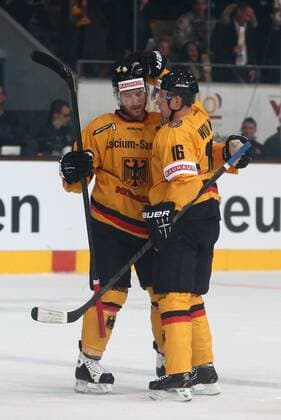 Eishockey Deutschland-Cup: Deutschland - Kanada am Freitag (09.11.2012) in der Olympia-Eissporthalle in München Torjubel zum 3:1 - Torschütze Nikolai Goc ( Deutschland ), links - Michael Wolf ( Deutschland ), rechts
