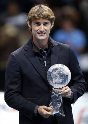 Juan Carlos Ferrero (C) of Spain poses with his trophy during a recognition ceremony at the O2 Arena in London, Britain, on Nov. 9, 2012. The Association of Tennis Profession (ATP) presented Ferrero a trophy to mark his retirement Friday. Former ATP Tennis Herren World No. 1 Juan Carlos Ferrero, who won 16 career singles titles, retired from professional tennis in October this year. (Xinhua Wang Lili) BRITAIN-LONDON-TENNIS-FERRERO 