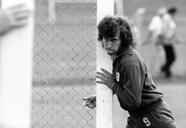 Training FC Bayern München - Paul Breitner am Pfosten - Aufmacher