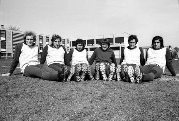 Training FC Bayern München, v.li.: Uli Hoeneß, Georg Schwarzenbeck, Paul Breitner, Sepp Maier, Franz Beckenbauer und Gerd Müller - Aufmacher