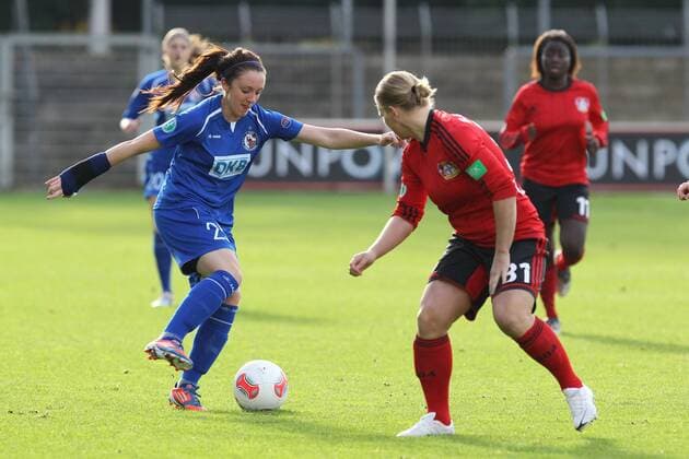 Zweikampf zwischen Lisa EVANS (1. FFC Turbine Potsdam) und Susanne KASPERCZYK (Bayer 04 Leverkusen)