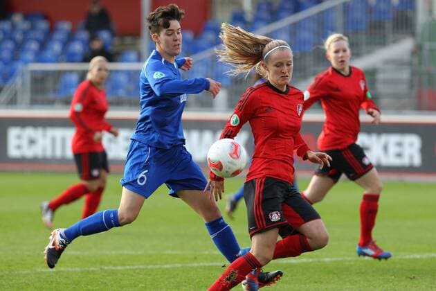 Zweikampf zwischen Keelin WINTERS (1. FFC Turbine Potsdam) und Marisa EWERS (Bayer 04 Leverkusen)