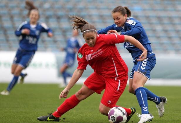 GER, 1.Bundesliga, Frauen, FF USV Jena vs VFL Sindelfingen 11.11.12, Jena, Ernst-Abbe-Sportfeld, GER, 1.Bundesliga, Frauen, FF USV Jena vs VFL Sindelfingen im Bild Ria Percival (Jena) gegen Michelle Wörner(Sindelfingen) during the match between FF USV Jena and VFL Sindelfingen on 2012 11 11