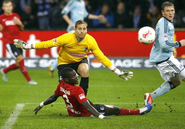 SC Freiburg - Hamburger SV Fallou DIAGNE, SCF und Oliver BAUMANN, Torwart SCF, Rettungsaktion, quer, Fußball 1.BL Saison 2012 2013