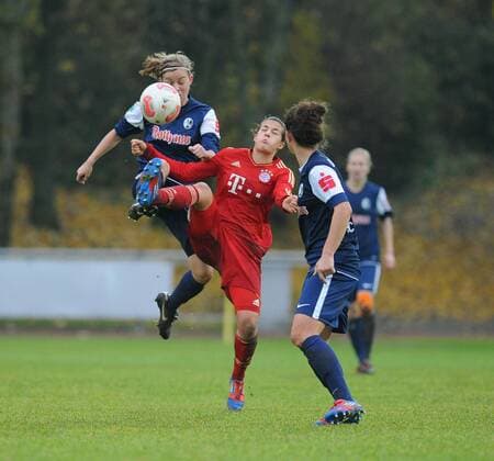 (l.) Juliane MAIER (SC Freiburg) im Zweikampf mit (r.) Lena LOTZEN (FC Bayern München) FC Bayern München vs. SC Freiburg, 9. Spieltag, Frauen-Bundesliga, Saison 2012 13