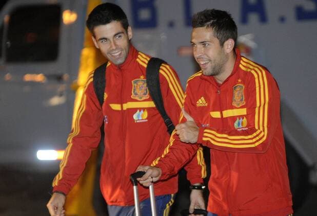 PANAMA CITY, Nov. 12, 2012 - Jordi Alba (R) and Martin Montoya of Spain national soccer team arrive at the Tocumen International Airport, in Panama City, capital of Panama, on Nov. 12, 2012. Spain will face Panama in a friendly match at the Romuel Fernandez Stadium on Nov. 14. (Xinhua Mauricio Valenzuela) (mv) (rh) (ah) PANAMA-PANAMA CITY-SOCCER-SPAIN 