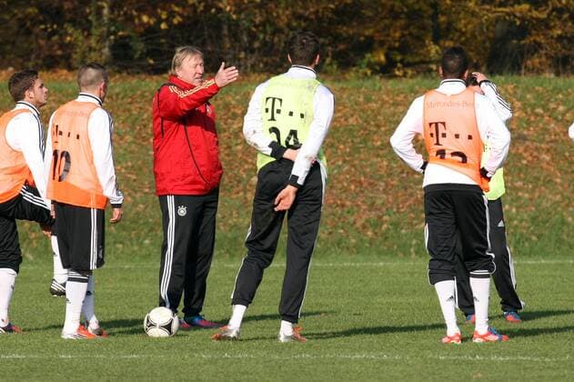 Trainer Horst Hrubesch (DFB U18) mit seiner Mannschaft, Training U18 Frankfurt an der Commerzbank Arena, 13.11.2012, DFB, Deutscher Fussball Bund,